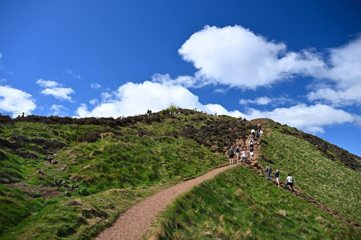 Édimbourg — Hikers ascending Arthur's seat May 2025 2