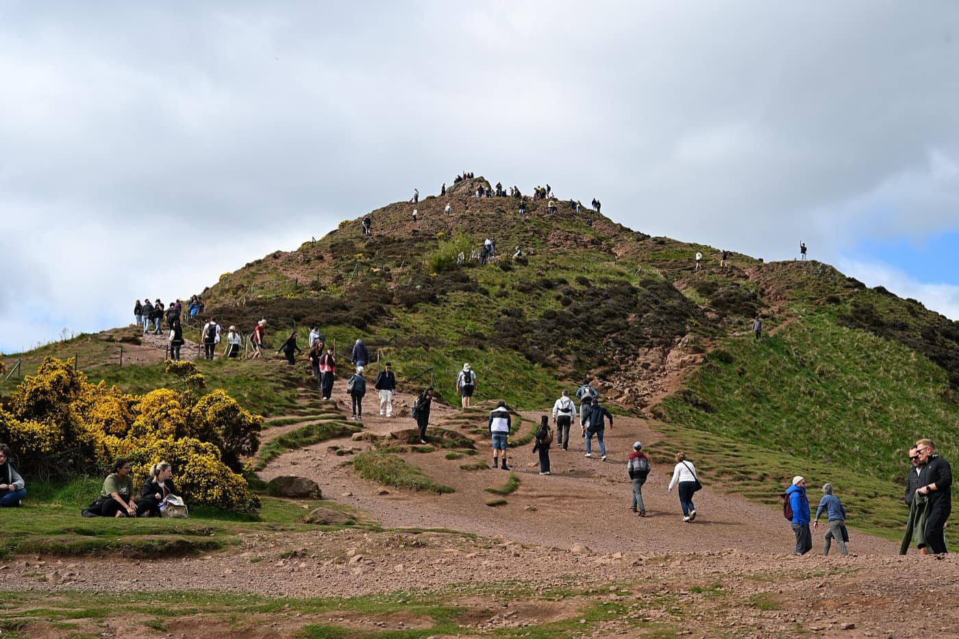 Édimbourg — Hikers ascending Arthur's seat May 2025 3