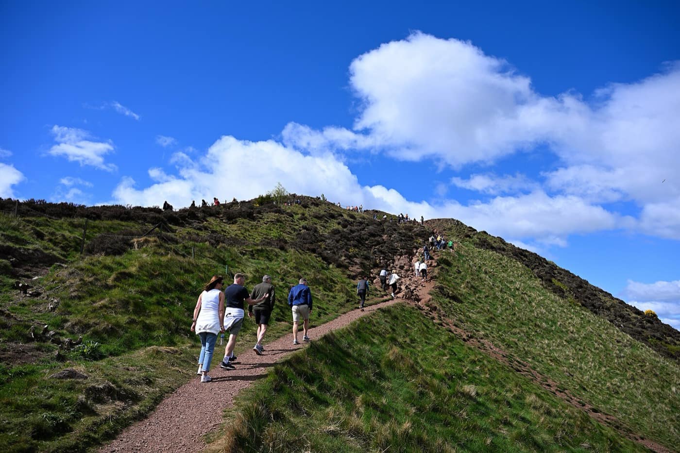 Édimbourg — Hikers ascending Arthur's Seat May 2025 1