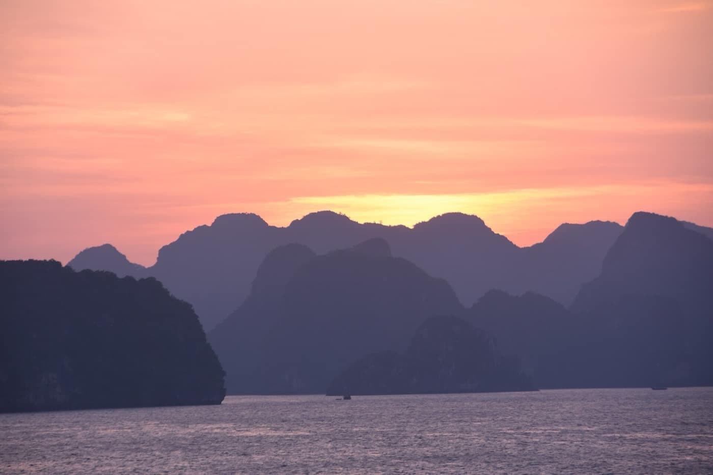 Baie d'Ha Long — Zooming to the karst mountains at Ha Long, cutting out all the boats
