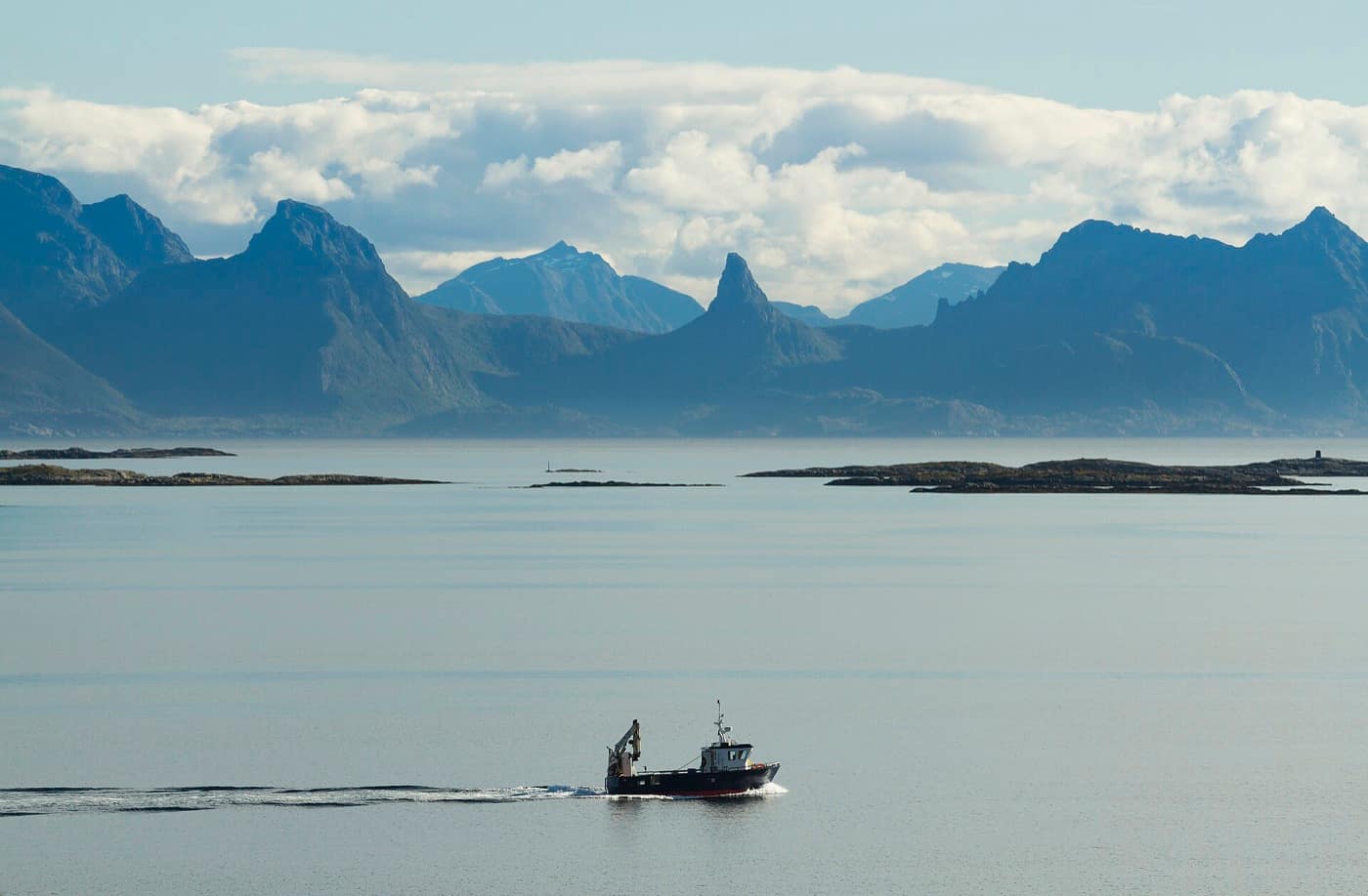 Îles Lofoten — Boat in Vestfjorden with Hamarøya in the background, Nordland, Norway, 2015 September