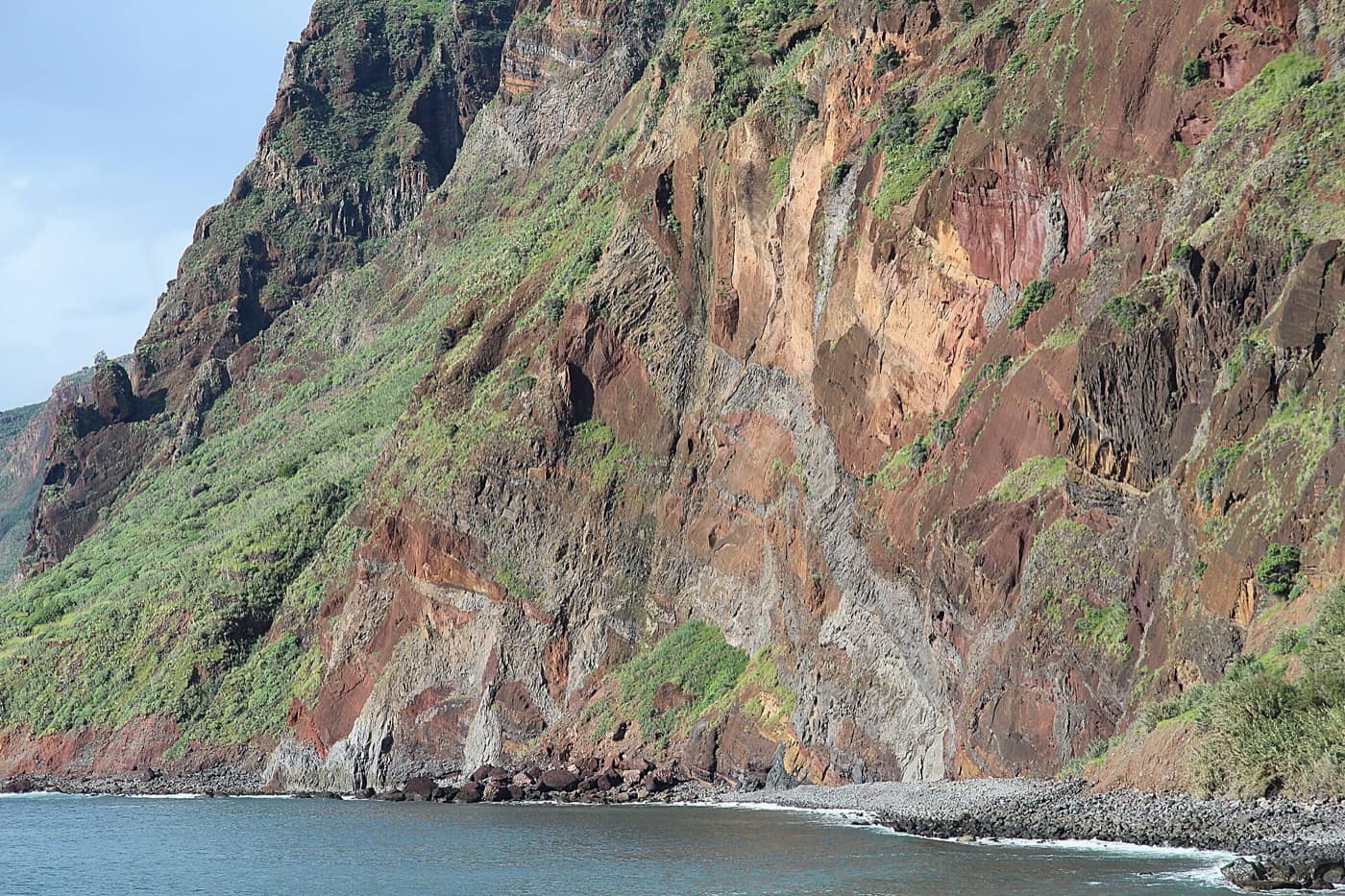 Madère — Komplexe vulkanische Gesteinsfolge, von Dykes durchschlagen, nordwestlich von Jardim do Mar, Madeira