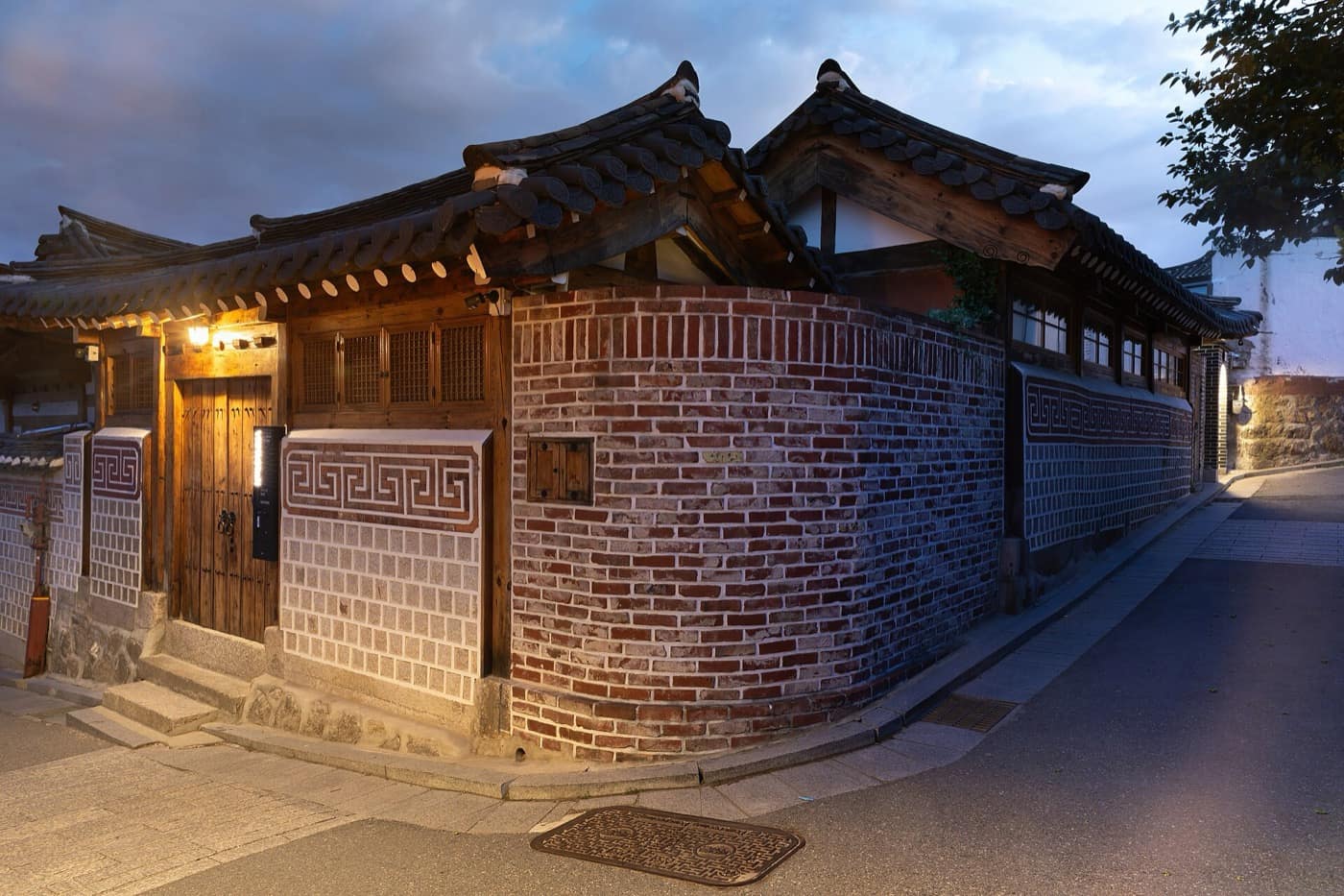 Séoul — Hanok house at the corner of a sloping street at blue hour in Bukchon Hanok Village in Seoul