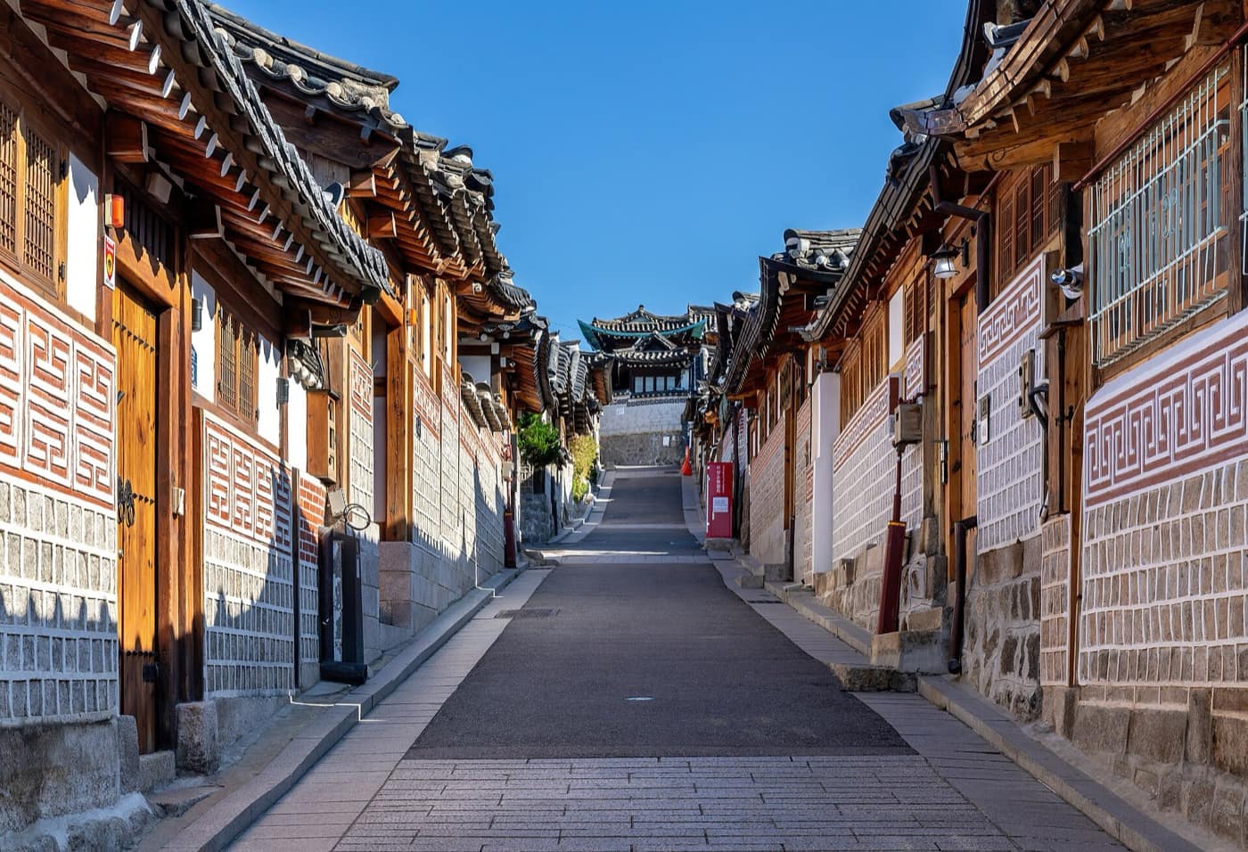 Séoul — Bukchon-ro 11-gil street with hanok houses and blue sky in Bukchon Hanok Village Seoul