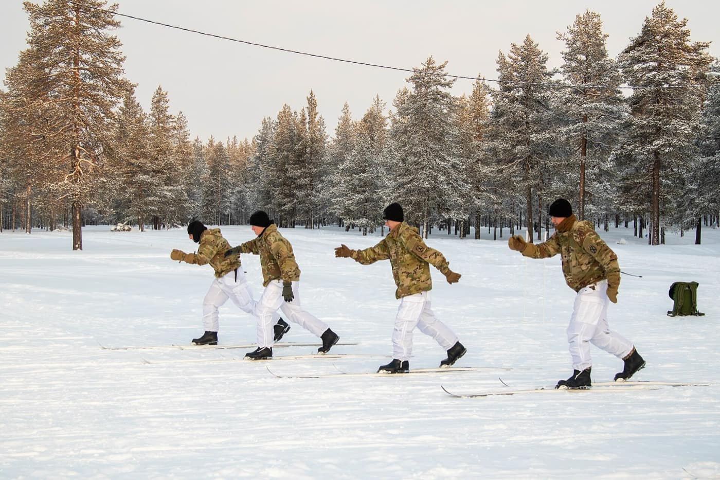 Laponie — Charlie Troop, 3-71 Cavalry Regiment, 1BCT, 10th Mountain Division train with Finnish soldiers on a ski obstacle course during Defense Exercise North in Sodankyla Garrison, Finland, during Exercise Arctic Forge '23 on Feb 2