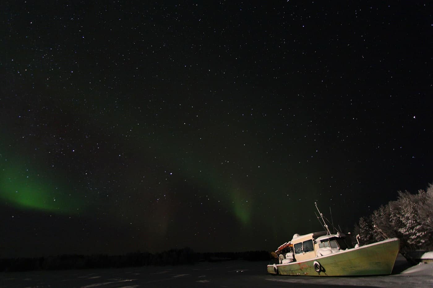 Laponie — Aurora Borealis, stars, and a ship