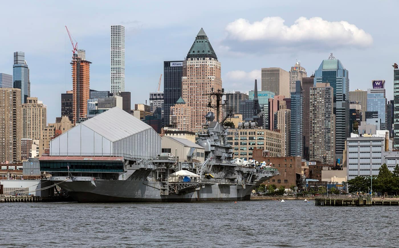 New York — Intrepid and west side Manhattan skyline