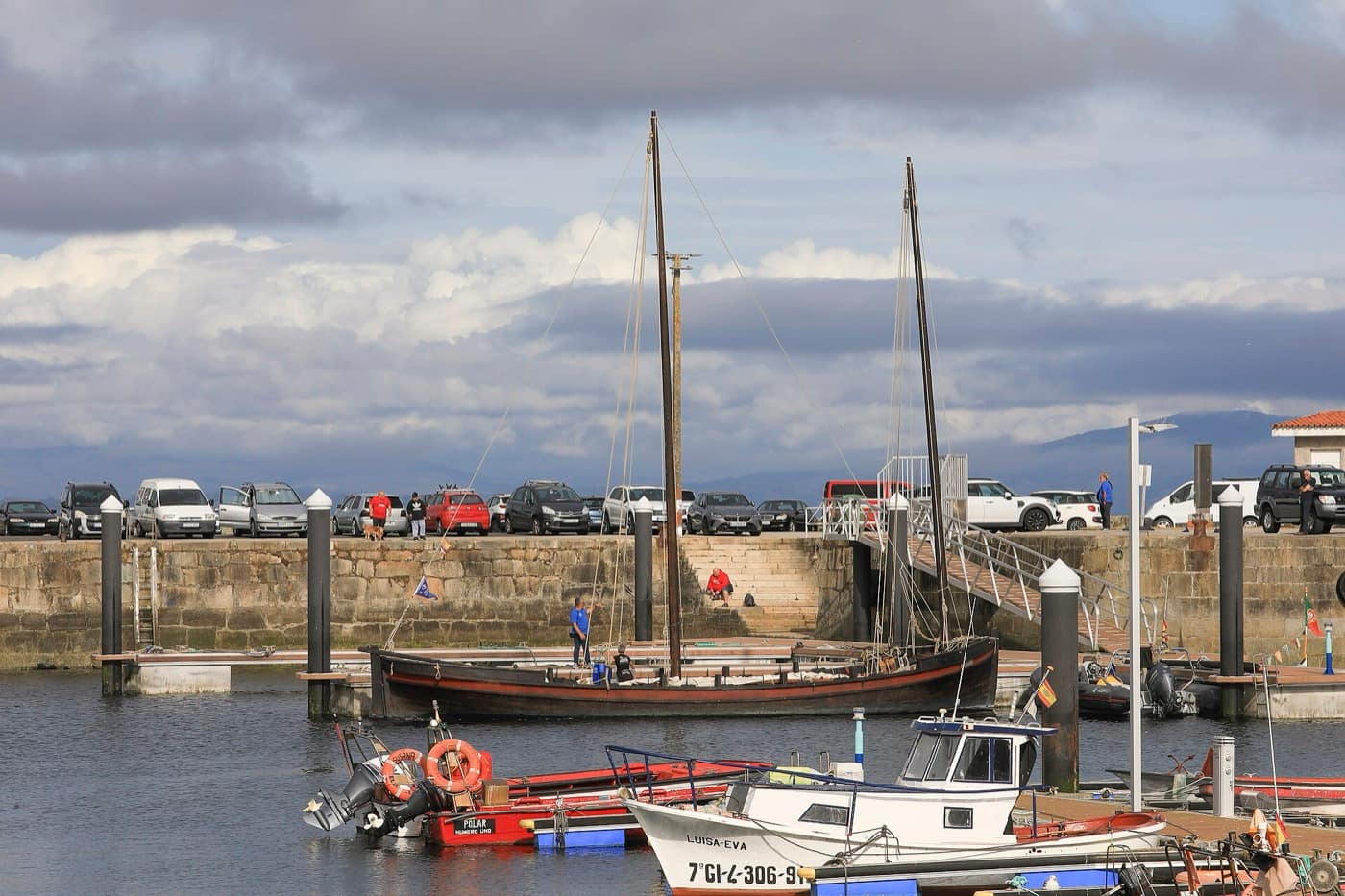 Porto — Embarcación de vela no porto de Ribeira. Galiza