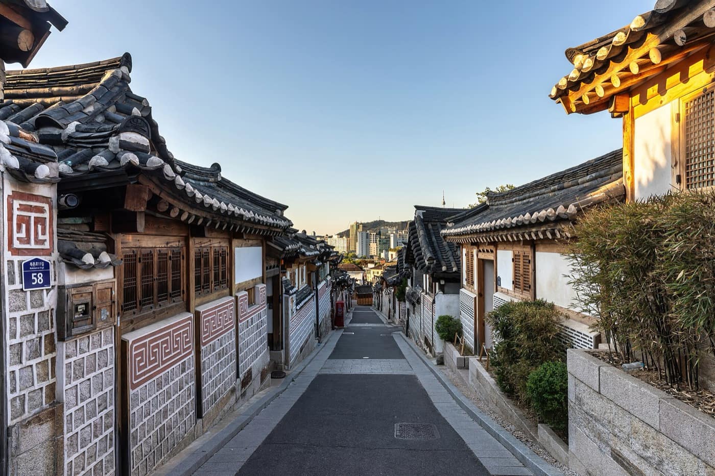 Séoul — Bukchon-ro 11-gil street with hanok houses at sunrise in Bukchon Hanok Village Seoul