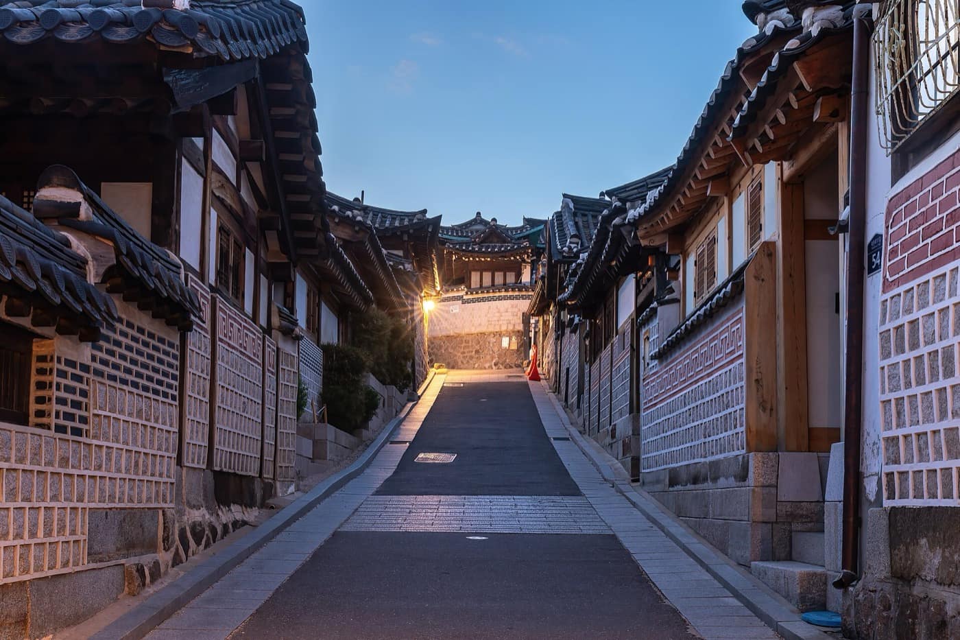 Séoul — Bukchon-ro 11-gil street with hanok houses at blue hour in Bukchon Hanok Village Seoul